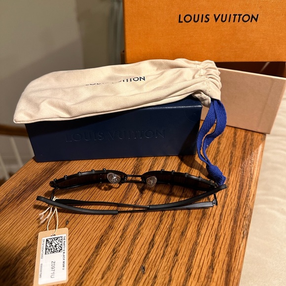 Louis Vuitton Sunglasses - Picture 6 of 15